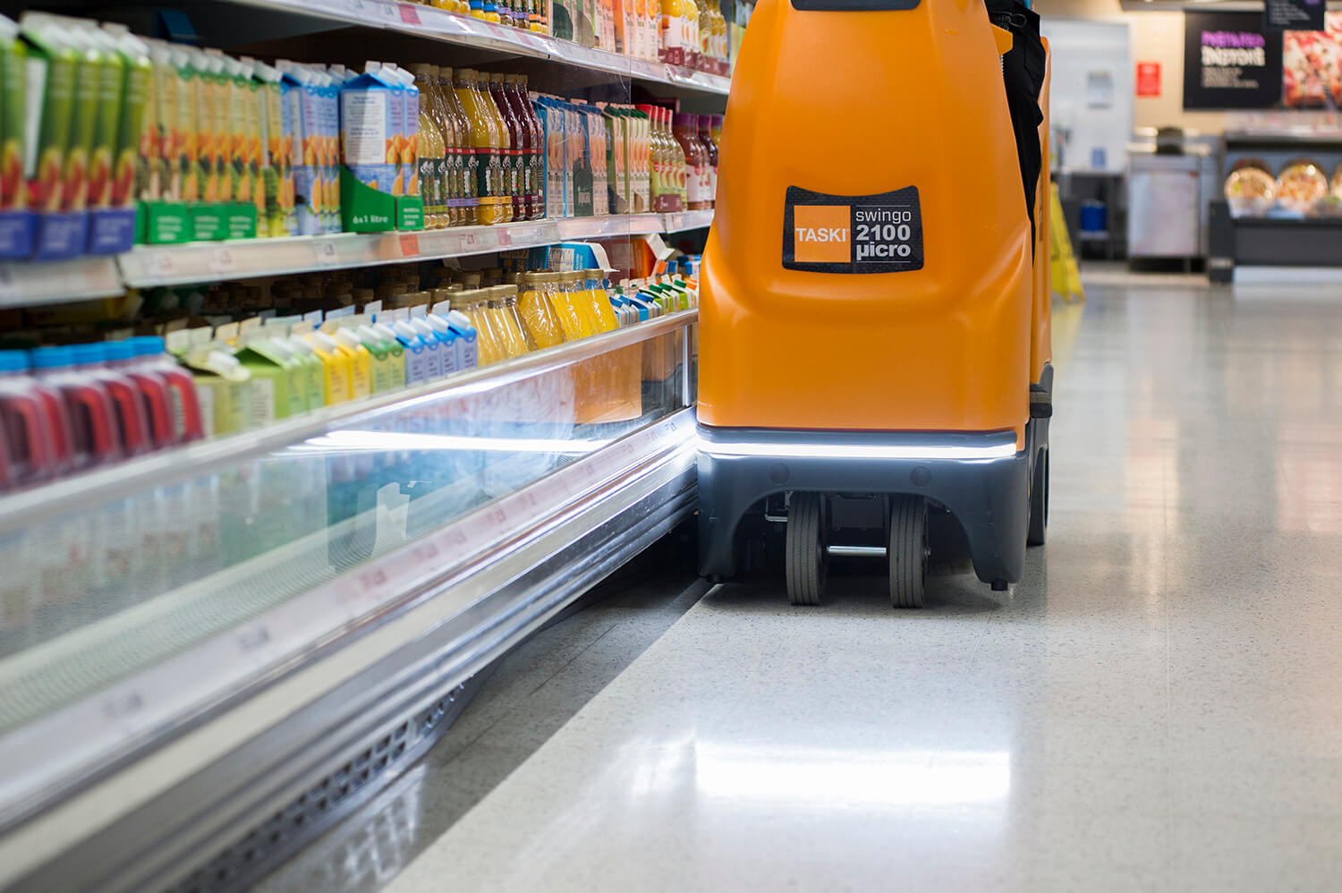 One important feature of this floor cleaning machine is that it can clean right up to the edge of the floor.
