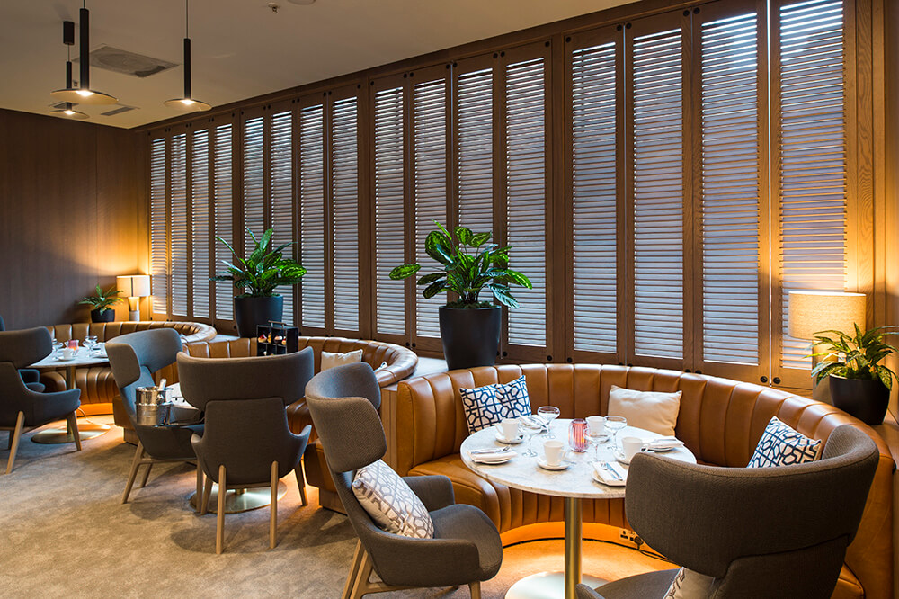 We wanted to create a cosy feel so we carefully supplemented the ambient lighting with some studio flash.